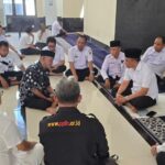 KONSULTASI. Ketua Umum PP HPA, Ashar Yahya, SE (baju hitam) didampingi sejumlah pengurus PP HPA saat mengkonsultasikan rencana pelaksanaan Munas I PP HPA kepada Gubernur Sulteng, Dr H. Anwar Hafid. F-DOK PP HPA