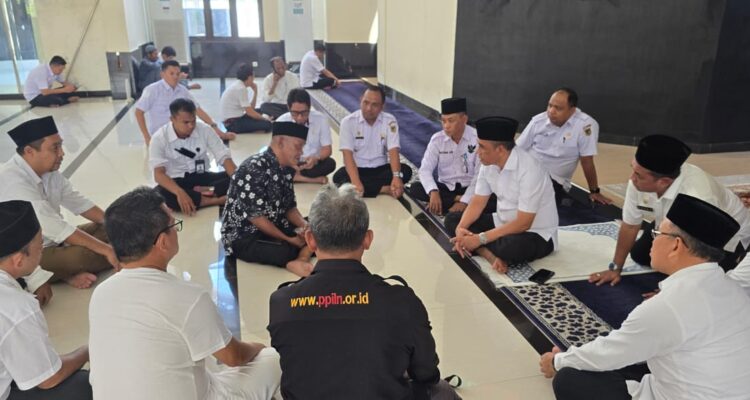 KONSULTASI. Ketua Umum PP HPA, Ashar Yahya, SE (baju hitam) didampingi sejumlah pengurus PP HPA saat mengkonsultasikan rencana pelaksanaan Munas I PP HPA kepada Gubernur Sulteng, Dr H. Anwar Hafid. F-DOK PP HPA