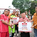 BOLA DANGDUT. Wakil Gubernur Sulteng, dr Reny A. Lamadjido saat menyerahkan bonus kepada tim pemenang turnamen sepak bola dangdut di RSUD Madani Palu, Kamis, 4 September 2025. F. BIRO ADPIM