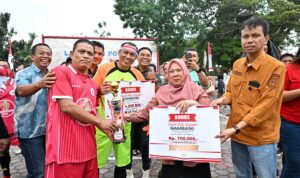 BOLA DANGDUT. Wakil Gubernur Sulteng, dr Reny A. Lamadjido saat menyerahkan bonus kepada tim pemenang turnamen sepak bola dangdut di RSUD Madani Palu, Kamis, 4 September 2025. F. BIRO ADPIM