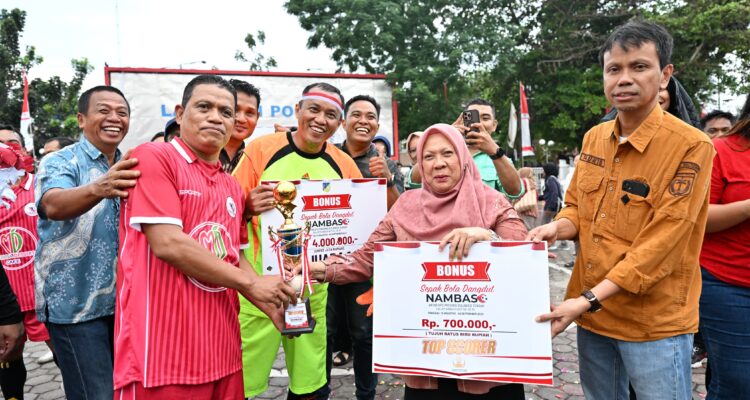 BOLA DANGDUT. Wakil Gubernur Sulteng, dr Reny A. Lamadjido saat menyerahkan bonus kepada tim pemenang turnamen sepak bola dangdut di RSUD Madani Palu, Kamis, 4 September 2025. F. BIRO ADPIM