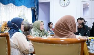 SIAGA KLB: Wakil Gubernur Sulteng, dr Reny A. Lamadjido saat menerima kunjungan perwakilan Kemenkes RI, yang membahas lonjakan kasus malaria di Parigi Moutong. FOTO: BIRO ADPIM SETDA