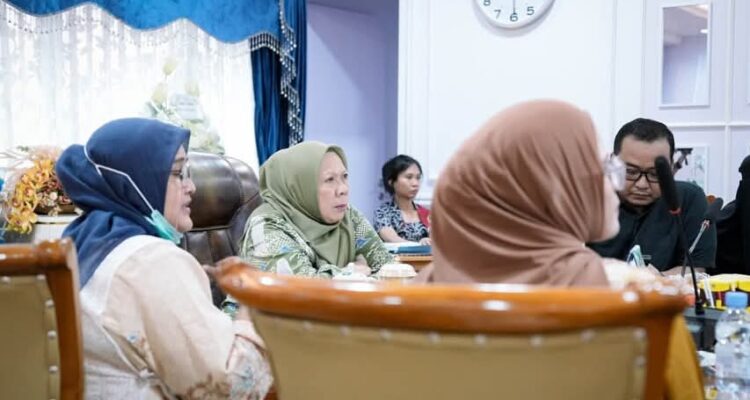 SIAGA KLB: Wakil Gubernur Sulteng, dr Reny A. Lamadjido saat menerima kunjungan perwakilan Kemenkes RI, yang membahas lonjakan kasus malaria di Parigi Moutong. FOTO: BIRO ADPIM SETDA