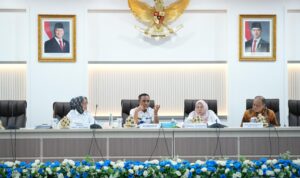 RAKOR. Gubernur Sulteng Anwar Hafid didampingi Wakil Gubernur dr Reny Lamadjido dan Sekda Novalina saat memimpin Rakor di ruang Polibu, kantor gubernur, Rabu, 15 Oktober 2025. FOTO: BIRO ADPIM SETDA