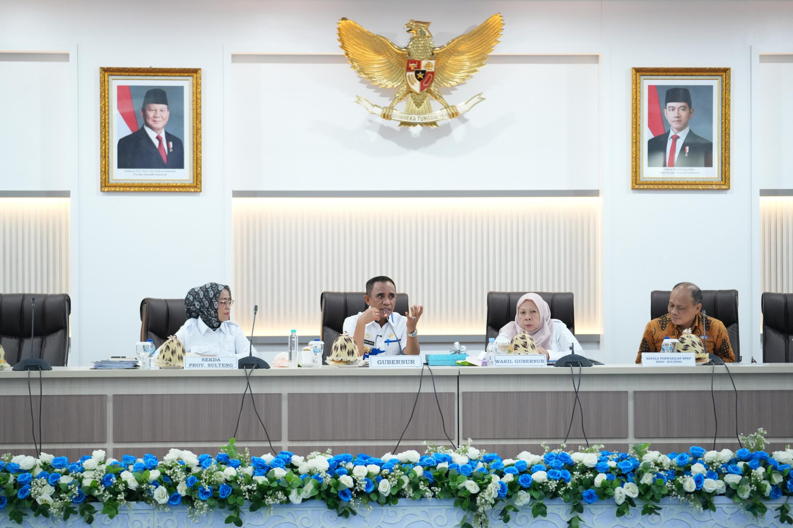 RAKOR. Gubernur Sulteng Anwar Hafid didampingi Wakil Gubernur dr Reny Lamadjido dan Sekda Novalina saat memimpin Rakor di ruang Polibu, kantor gubernur, Rabu, 15 Oktober 2025. FOTO: BIRO ADPIM SETDA